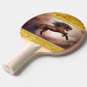 Friesiaans bruin paard met twee zijden tafeltennisbatje (Voorkant Gekanteld)