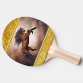 Friesiaans bruin paard met twee zijden tafeltennisbatje (Zijkant)