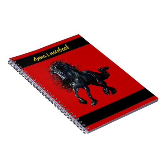 Friesiaanse hengst, zwart schoonheidspaard, rood/n notitieboek (Rechterzijde)