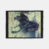 Friesian, De zwarte schoonheidshengst, stormachtig Fleece Deken (Voorkant (Horizontaal))