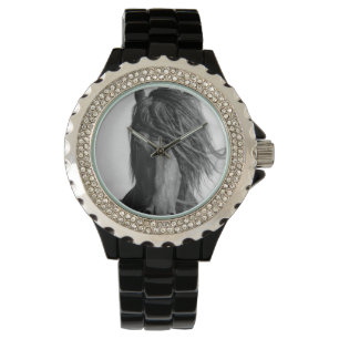 Friesian stallion in the wind. horloge