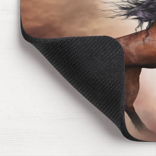 Friesisch bruin paard dat zich voortplant met slec muismat (Hoek)