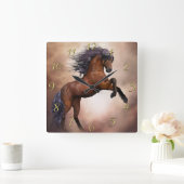 Friesisch bruin paard dat zich voortplant met slec vierkante klok (Huis)