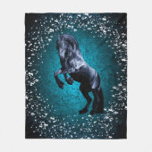 Friesisch paard, zwarte hengst, sneeuw, blauw fleece deken (Voorkant)
