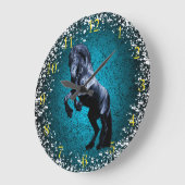 Friesisch paard, zwarte schoonheid, sneeuw, blauwe grote klok (Hoek)