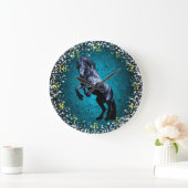 Friesisch paard, zwarte schoonheid, sneeuw, blauwe grote klok (Huis)