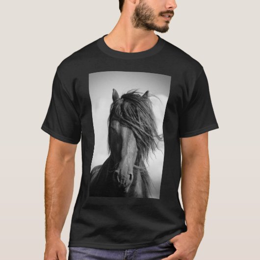Friessische hengst in de wind. t-shirt (Voorkant)