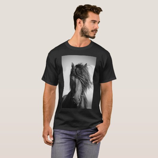 Friessische hengst in de wind. t-shirt (Voorkant volledig)