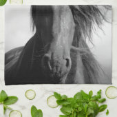 Friessische hengst in de wind. theedoek (Gevouwen)