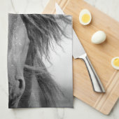 Friessische hengst in de wind. theedoek (Quarter Fold)