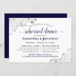 Frilly Elegant Navy Blue Wedding Rehearsal Dinner Kaart<br><div class="desc">Deze mooie uitnodiging voor een repetitief diner is zowel eenvoudig als elegant. Hij is voorzien van blauw en grijze marinekst op een witte achtergrond met lacy Silver Faux foliebroeken of filigree in de hoeken. Het heeft informatie over zowel de trouwrepetitie als het feestdiner dat volgt. Ideaal om de bruidspartij op...</div>