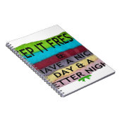 Fris en schoon: kleuruitbarsting voor een frisse s notitieboek (Rechterzijde)