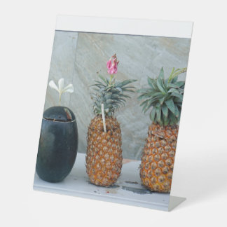 frisse gezonde ananas reclamebord met voetstuk