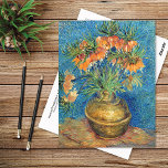 Fritillaries in een koperen vaas Van Gogh Briefkaart<br><div class="desc">Een beeldend briefkaart met het post-impressionistische schilderij van Vincent van Gogh (1853-1890) getiteld Fritillaries in a Copper Vase (1887). Fritillaria is een voorjaarsbloeiende bol. Een stilleven van roodachtig-oranje bloemetjes in een koperen pot tegen een blauwe achtergrond.</div>