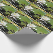 Frog Admiring Lotus Flower Natuur gepersonaliseerd Cadeaupapier (Hoek)