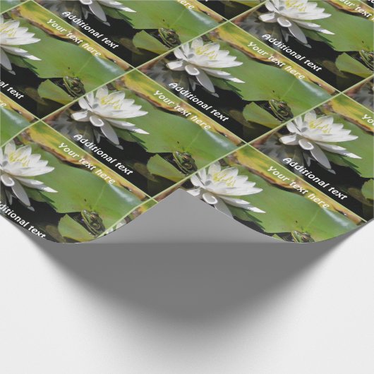 Frog Admiring Lotus Flower Natuur gepersonaliseerd Cadeaupapier (Hoek)