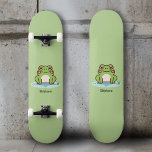 Frog Cut Persoonlijk Skateboard<br><div class="desc">Een groen skateboard met een afbeelding van een schattige kikker op zijn vijver en aanpasbare tekst hieronder: een perfect cadeau voor een kind! U kunt ze ook gebruiken voor huisdecoratie of om plezier te hebben tijdens uw schaats sessies!</div>