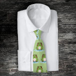 Frog Cut Stropdas<br><div class="desc">Een groene stropdas met een afbeelding van een schattige kikker op zijn vijver! Krijg het voor een perfect voor je Vaderdag of gewoon om je vriend te plezieren!</div>