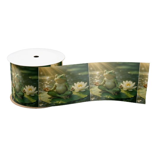 Frog Meditating On a Lily Pad Satijnen Lint (Spoel)