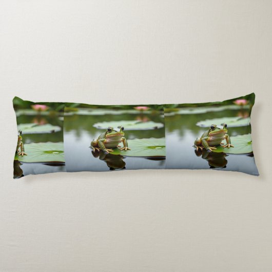 Frog on Lily Pad Serene Pond Body Pillow Design Lichaamskussen (Achterkant)