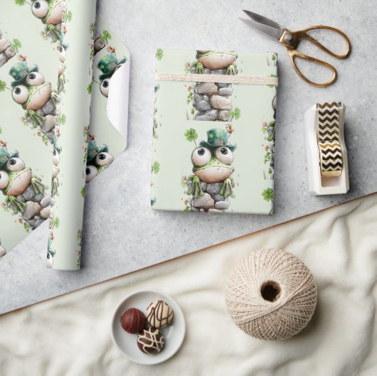 Frog with Green Hat and Shamrock Cute Pattern Cadeaupapier (Crafts)