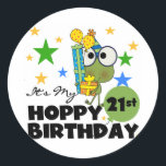 Froggie Hoppy 21st Birthday Ronde Sticker<br><div class="desc">Een oh zo schattig 21ste verjaardagsontwerp met een groene kikker met oogbrillen omringd door cadeaus,  ballonnen en sterren met tekst die luidt: "Het is mijn 21e verjaardag!". 21ste T-shirts voor verjaardag,  knoppen,  magneten,  kaarten,  keepsakes,  tassen,  mokken en andere artikelen die geweldig zijn voor iedereen die 21 wordt!</div>