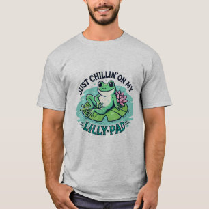 Froggy Vibes: Chill Frog op Lily Pad Design T-shirt