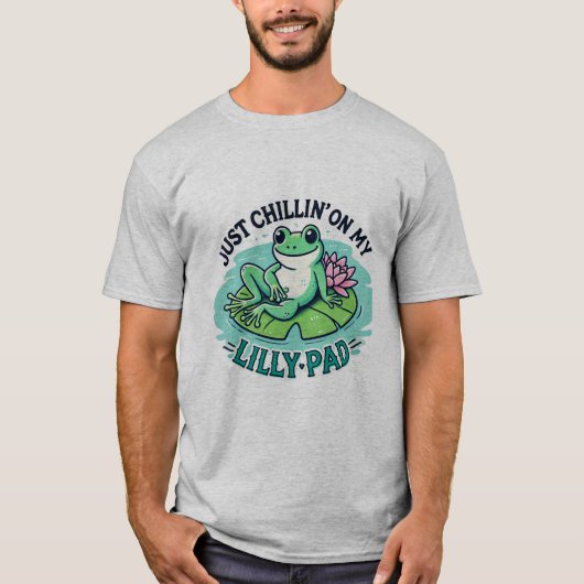Froggy Vibes: Chill Frog op Lily Pad Design T-shirt (Voorkant)