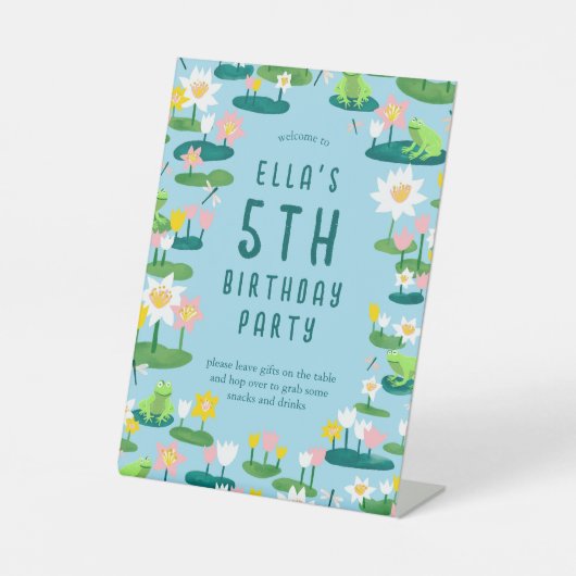 Frogs and Lily Pads Cute Birthday Party Reclamebord Met Voetstuk (Voorkant)