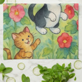 Frolicking Country Cats in de bloementuin Theedoek (Gevouwen)