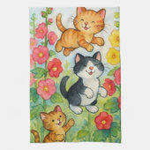 Frolicking Country Cats in de bloementuin Theedoek (Verticaal)