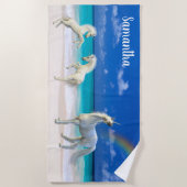 Frolicking eenhoorn veulens op het strand geperson strandlaken (Voorkant)