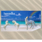 Frolicking eenhoorn veulens op het strand geperson strandlaken