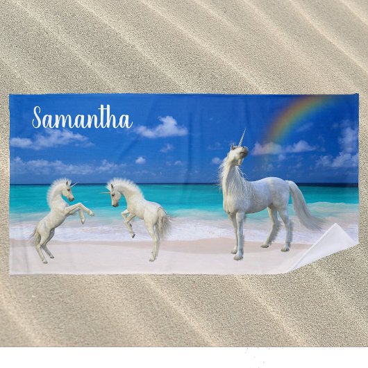 Frolicking eenhoorn veulens op het strand geperson strandlaken