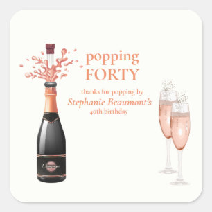 Frolijke vrouw die champagne opent voor 40e verjaa vierkante sticker