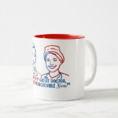 "From Doctor to Nurse – A Gift" Tweekleurige Koffiemok (Voorkant rechts)