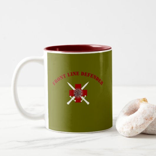Front Line Verdediger met aangepaste naam Tweekleurige Koffiemok (Met donut)