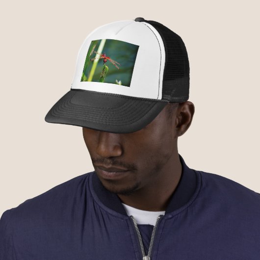 Frontale rode en zwarte dragonfly trucker pet (In situ)