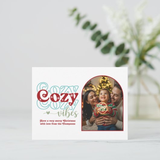 Frost & Berry Cozy Vibes Retro Christmas Photo Feestdagenkaart (Staand voorkant)