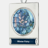 Frost Fairy Meisje's Uitzicht van een Sapphire Win Verzilverd Banner Ornament (Links)