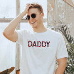 FROST Rustic Lumberjack Red Flannel Dad T-shirt<br><div class="desc">Dit t shirt is uitgerust met een trouwe waterverf flannel die het woord "papa" uitschrijft. Dit vader shirt is het perfecte cadeau voor je favoriete verwachtingspad of werkt als een geweldig zwangerschapsbericht.</div>