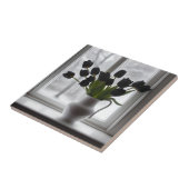 Frosted Elegance: zwarte tulpen in een witte vaas Tegeltje (Zijkant)