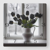 Frosted Elegance: zwarte tulpen in een witte vaas Vierkante Klok (Voorkant)
