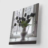 Frosted Elegance: zwarte tulpen in een witte vaas Vierkante Klok (Hoek)