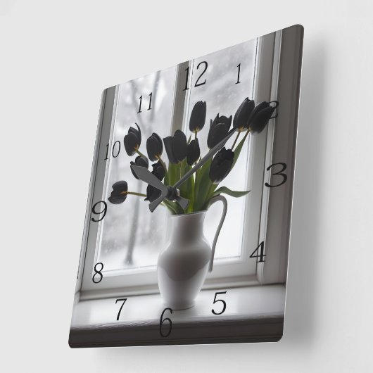 Frosted Elegance: zwarte tulpen in een witte vaas Vierkante Klok (Hoek)
