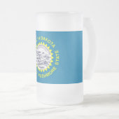 Frosted Glass Mok met vlag van South Dakota, Veren (Voorkant rechts)
