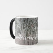 Frosted takken en een met sneeuw bedekt bos magische mok (Voorkant links)