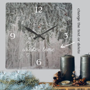 Frosted takken en een met sneeuw bedekt bos vierkante klok