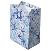 Frosty Blue Snowflakes Medium Cadeauzakje (Achterkant Gekanteld)