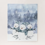 Frosty Blue Snowmen Family Puzzle Legpuzzel<br><div class="desc">Deze puzzel van de puzzel is voorzien van een sneeuwpop-waterverf op een zachte blauwe waterverf-wasachtergrond. Voeg de naam van je gezin toe om het te personaliseren. Maakt een geweldig vakantiecadeau. Creëer door Simply Farmhouse Press.</div>